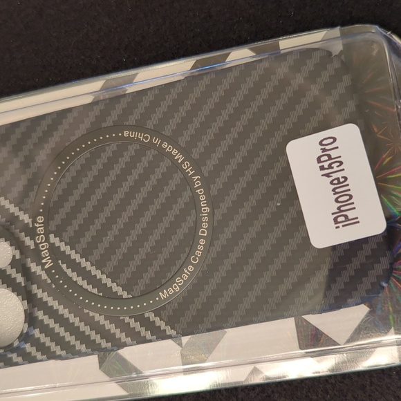 Tulmox ThinCarbon iPhone15 Pro Case - Picture 5 of 8